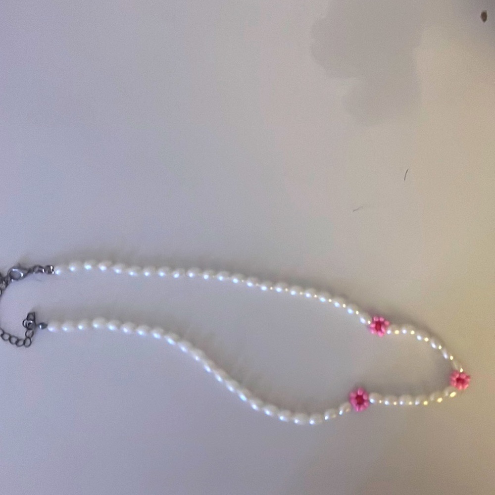 Pearl necklace with pink bead flowers